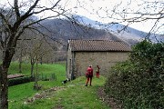 17 Scendiamo sul sentiero e curviamo a destra